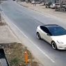 Video Detik-detik Mobil Tesla Hilang Kendali, 2 Orang Tewas