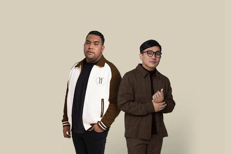 Musisi Yovie Widianto (kanan) menggaet penyanyi Andmesh Kamaleng untuk menyanyikan lagunya yang berjudul Bukan Sebuah Rindu.