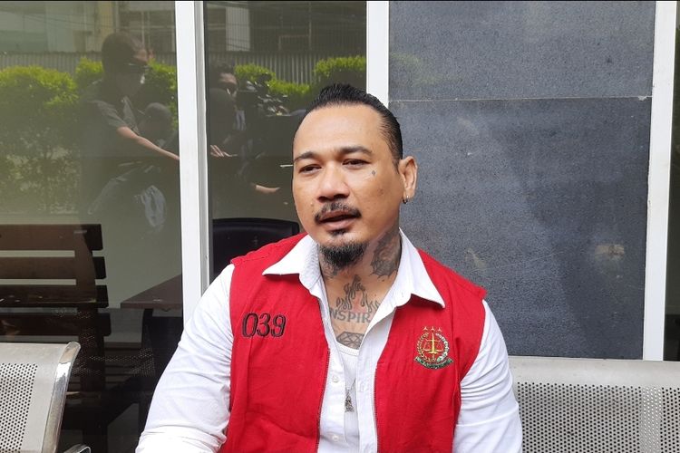 Jerinx SID menghadiri sidang lanjutan perkara pengancaman terhadap Adam Deni di Pengadilan Negeri (PN) Jakarta Pusat, Senin (7/2/2022). 