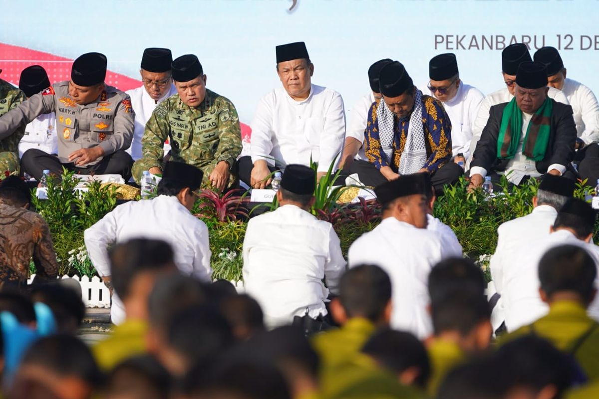 Nampak Pelaksana Tugas (Plt) Gubernur Riau, SF Hariyanto saat mengikuti Doa Bersama untuk saudara-saudara yang tengah berjuang menghadapi bencana alam di Aceh, Sumatera Utara, dan Sumatera Barat. Kegiatan ini berlangsung di halaman Kantor Gubernur Riau, Pekanbaru, Jumat (12/12/2025).