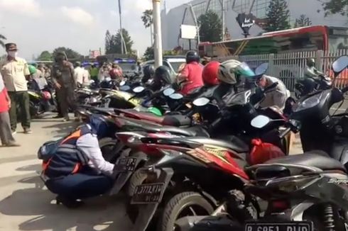 Bukan Sanksi, Satpol PP Tertibkan Kerumunan dengan Cabut Pentil Kendaraan di Pasar Jatinegara