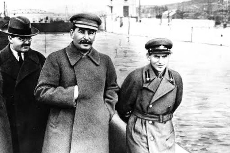 Nikolai Yezhov (kanan), di samping Joseph Stalin.