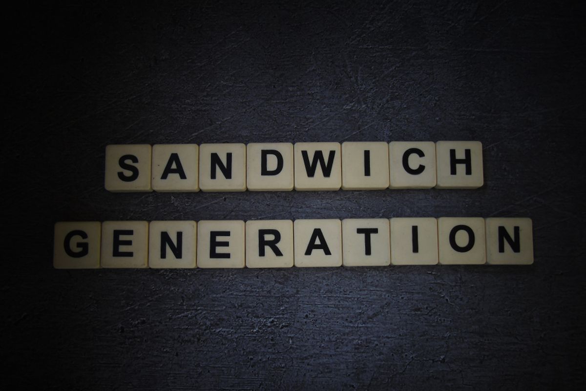 Tips mengelola keuangan dengan lebih bijak untuk generasi sandwich