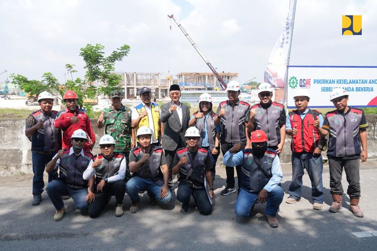 Menteri PU Dody Hanggodo meninjau pembangunan Sekolah Rakyat Tahap II di Surabaya. Proyek yang dikerjakan Waskita Karya ini ditargetkan rampung sebelum 20 Juni 2026 agar dapat digunakan pada tahun ajaran baru.