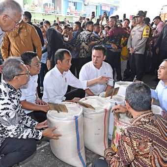 Presiden Jokowi bersama Mendag Zulhas dan sejumlah pejabat mengunjungi Pasar Induk Beras Cipinang (PIBC) di Jakarta, Kamis (15/2/2024).