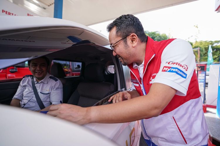 Direktur Pemasaran Regional Pertamina Patra Niaga Mars Ega Legowo Putra Ega saat melakukan peninjauan langsung ke sejumlah SPBU di wilayah Manado, Sulawesi Utara, serta Makassar, Sulawesi Selatan.