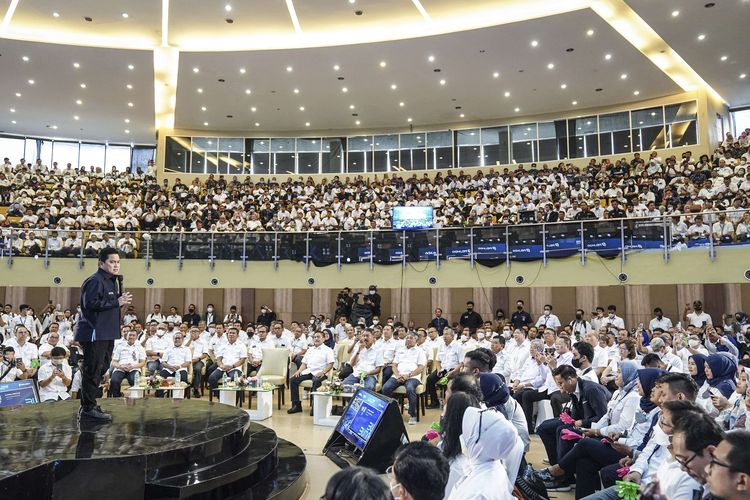 Menteri BUMN Erick Thohir menyampaikan paparan pada Fire Briefing Pelindo Forum 2023 di Pendulum Nusantara Hall, Ciawi, Kabupaten Bogor, Jawa Barat, Kamis (19/1/2023). Dalam kesempatan tersebut Erick Thohir menargetkan Pelindo masuk peringkat lima besar operator peti kemas dunia.