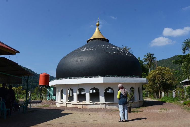 Pengunjung menyaksikan situs Kubah Masjid Tsunami di Desa Gurah, Kecamatan Peukan Bada, Kabupaten Aceh Besar, Aceh, Rabu (25/12/2019). Kubah Masjid yang masih utuh tersebut hanyut diterjang gelombang tsunami sejauh 2,5 kilometer, dan saat ini menjadi salah satu objek wisata yang ramai dikunjungi wisatawan menjelang peringatan 15 tahun bencana gempa dan tsunami Aceh pada 26 Desember.