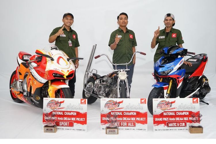 Para National Champion HMC 2022 bersama karya modifikasi mereka. 