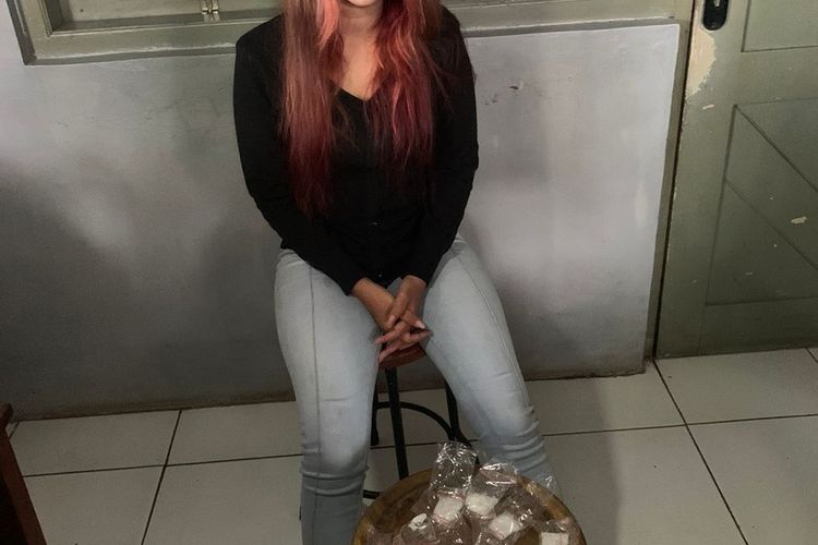 Seorang perempuan berinisial N nekat penyelendupan sabu-sabu seberat 25 gram untuk kekasihnya di Lapas Kedungpane Semarang, Jawa Tengah. 