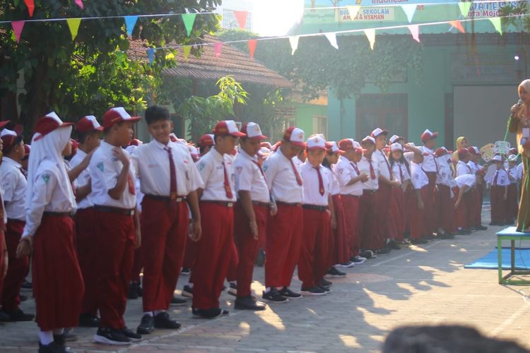 Ketika Ayah di Kota Mojokerto Rela Izin Kerja untuk Temani Hari Pertama Anak ke Sekolah