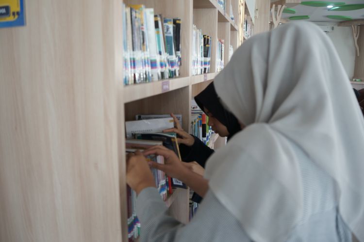 Melawan Candu Algoritma Medsos Lewat Sudut Rindang Perpustakaan Daerah Kota Padang