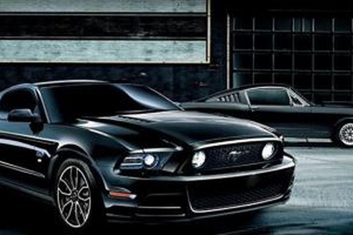 Ford Mustang edisi khusus warna hitam, hanya untuk pasar Jepang.