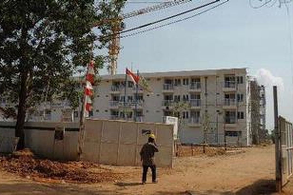 Proyek pengembangunan Wisma Atlet di Jakabaring Sport City Palembang, Sumatera Selatan.