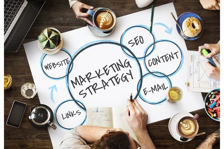 Ilustrasi menyusun strategi pemasaran untuk menarik pelanggan. 

