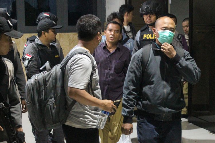 Bupati Purbalingga Tasdi (kemeja ungu) digelandang petugas KPK dan polisi di Stasiun Purwokerto, Senin (5/6/2018) malam.