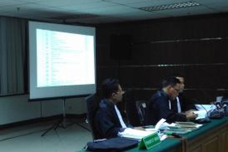 Jaksa penuntut umum KPK memutarkan rekaman percakapan Otto Cornelis Kaligis
dan M Yagari Bhastara di Pengadilan Tipikor, Jakarta, Senin (28/9/2015)
malam.
