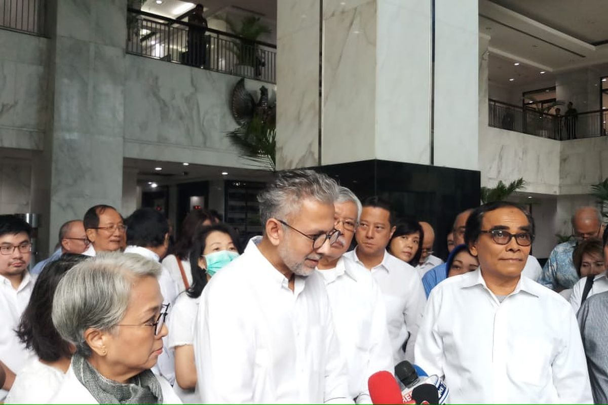 Puluhan korban nasabah Jiwasraya memberikan keterangan pers kepada awak media di Gedung Kementerian Keuangan, Jakarta, Kamis (6/2/2020).