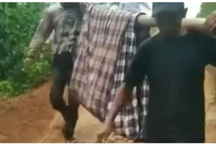 Jalan Rusak 15 Tahun Tak Diperbaiki, Warga di Bandung Barat Pikul Pasien Pakai Bambu