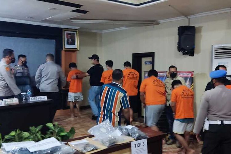 Aparat kepolisian berhasil menangkap 9 orang pelaku bentrokan antara Mahasiswa Ikatan Pelajar Mahasiswa Indonesia Luwu (IPMIL) dan Kesatuan Pelajar Mahasiswa Indonesia (KEPMI) Bone beberapa waktu lalu di Kota Makassar.