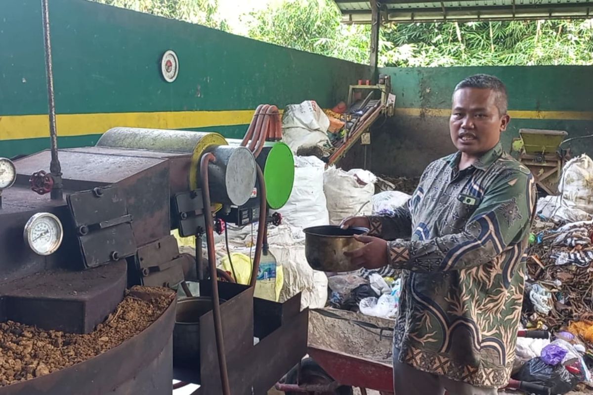Badarudin, Kepala Desa Talunombo, Wonosobo sedang memperlihatkan proses pembuatan BBM dari bahan sampah saat ditemui Kompas.com di lokasi pengolahan sampah Sabtu (19/4/2025).