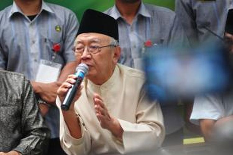 Pengasuh Pondok Pesantren Tebu Ireng KH Salahuddin Wahid saat menggelar konferensi pers di media center Muktamar ke-33 Nahdlatul Ulama, Jombang, Jawa Timur, Minggu (2/8/2015).