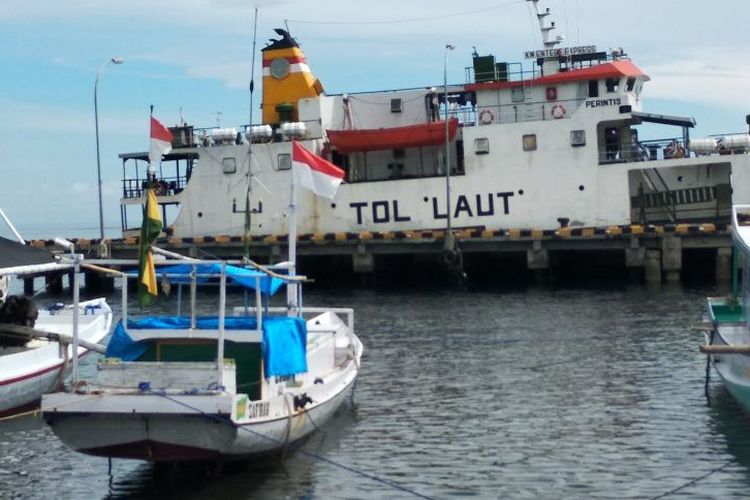KM Entebe Express, kapal perintis dengan rute pelayaran Mamuju menuju ke Kota Bontang Kalimantan Timur yang dilaporkan kandas di perairan Budong-budong Kabupaten Mamuju Tengah, Minggu (28/11/2021). 
