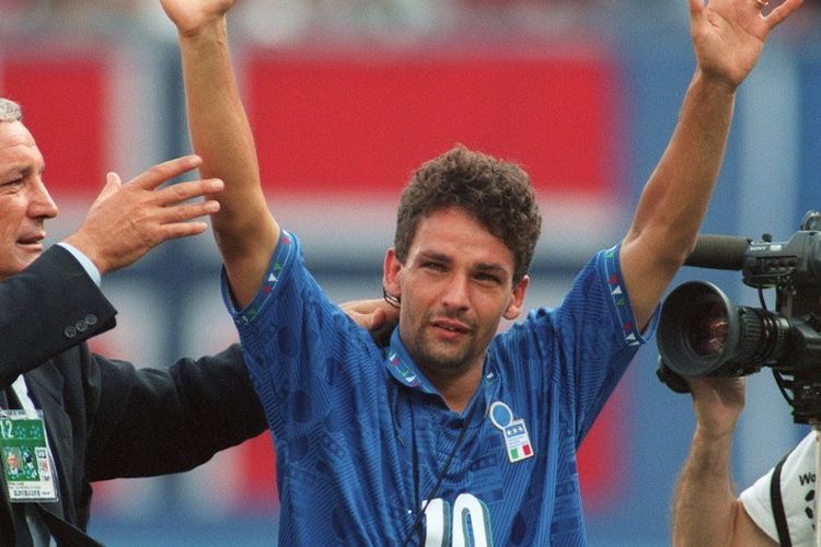 Italian forward Roberto Baggio waves to the crowd as he walks off the field after scoring two goals during the World Cup semifinal soccer match between Italy and Bulgaria 13 July 1994 in East Rutherford. Italy qualified for the final with a 2-1 victory.   AFP PHOTO/OMAR TORRES (Photo by OMAR TORRES / AFP)