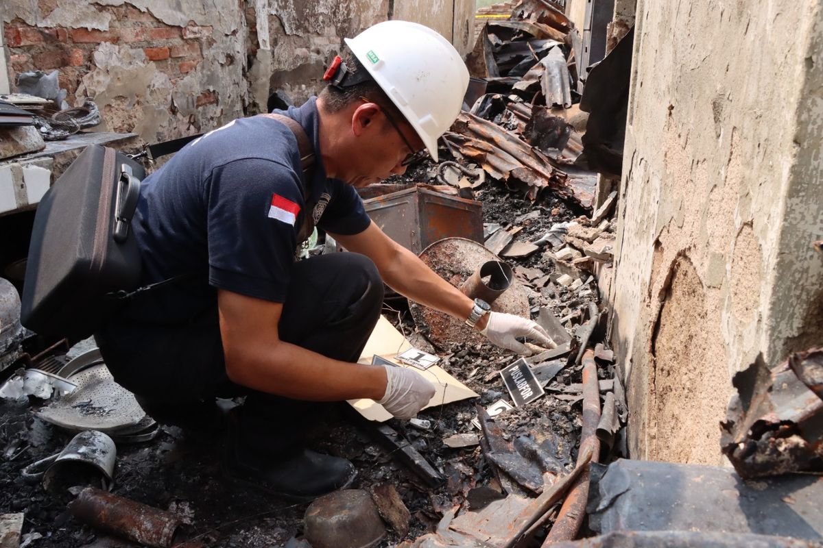 Tim Puslabfor Bareskrim Polri mengambil sampel saat olah TKP kebakaran di Petojo Selatan, Gambir, Sabtu (26/8/2023). (Sumber: Dokumentasi Polsek Metro Gambir)