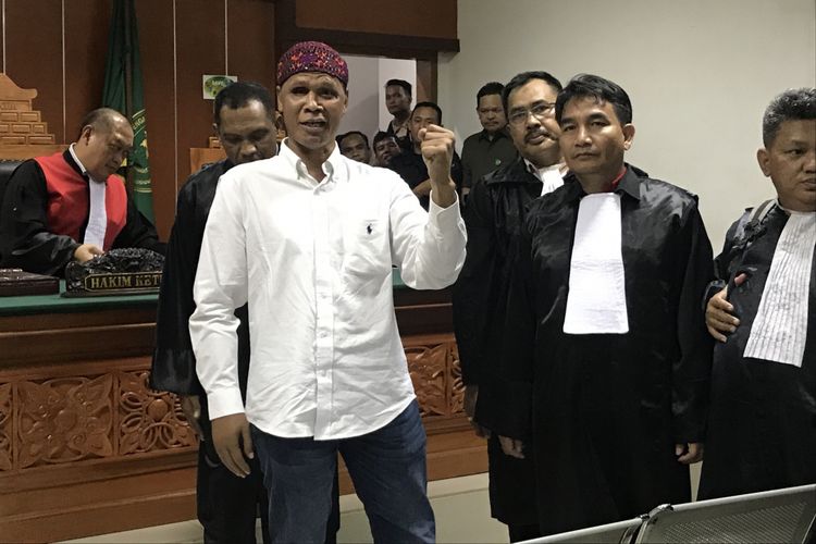 Hercules Rosario Marshal berorasi didepan ruang sidang 8 Pengadilan Negeri (PN) Jakarta Barat, Rabu (27/2/2019). 