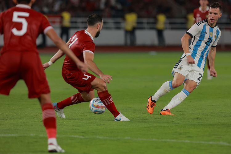 Pemain timnas Argentina, Lo Celso berebut bola dengan pemain timnas Indonesia Jordi Amat dalam pertandingan FIFA Matchday edisi Juni 2023 di Stadion Utama Gelora Bung Karno, Jakarta, Senin (19/6/2023). Argentina unggul 2-0 atas Indonesia.