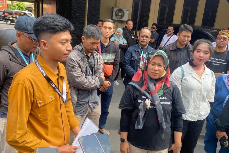 Para pedagang yang didampingi LBH Yogyakarta mendatangi Kantor Polresta Yogyakarta, Rabu (31/7/2024)