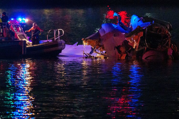 Bangkai pesawat American Airlines yang tabrakan dengan helikopter Black Hawk UH-60 di Sungai Potomac, Washington DC, Amerika Serikat, Rabu (29/1/2025) malam waktu setempat. Tabrakan American Airlines dengan helikopter terjadi saat pesawat hendak mendarat di Bandara Nasional Ronald Reagan.