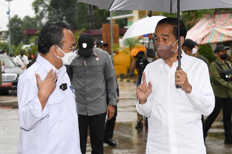 Presiden Joko Widodo bersama Sekjen Kemensos Harry Hikmat, Kamis (7/4/2022).