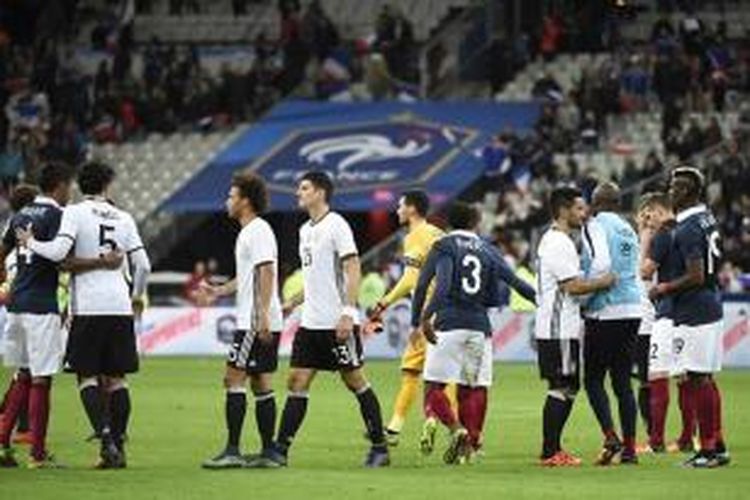 Para pemain Perancis dan Jerman seusai laga yang dimenangi tuan rumah dengan skor 2-0, Jumat (13/11/2015). 