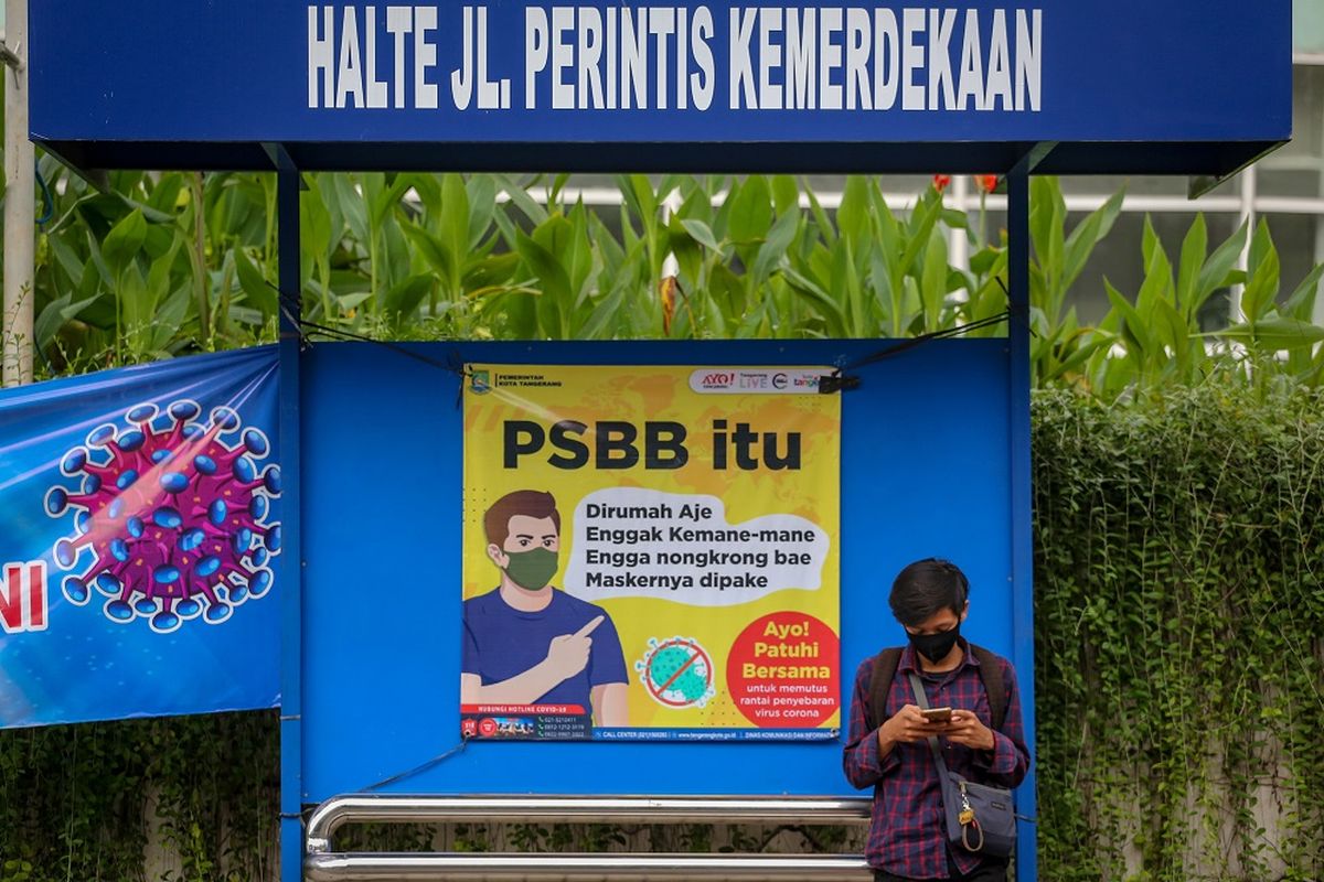 Seorang warga menunggu angkutan umum di Halte Perintis Kemerdekaan di tengah penerapan Pembatasan Sosial Berskala Besar (PSBB) di Cikokol, Kota Tangerang, Banten, Sabtu (2/5/2020). Gubernur Banten  Wahidin Halim menyatakan penerapan PSBB di Tangerang Raya diperpanjang selama 14 hari sejak tanggal 4 Mei 2020. ANTARA FOTO/Fauzan/wsj.