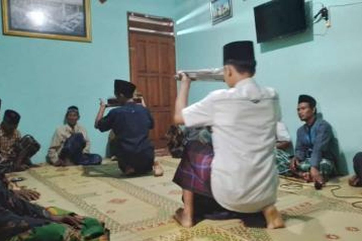 Tradisi sinoman adalah tradisi masyarakat Jawa yang telah berlangsung turun-temurun.