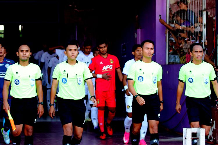 Wasit Naufal Adya Fairuski yang memimpin pertandingan pekan ke-3 Liga 1 2023-2024 Persik Kediri melawan Arema FC yang berakhir dengan skor 5-2 di Stadion Brawijaya Kediri, Sabtu (15/7/2023) sore WIB.