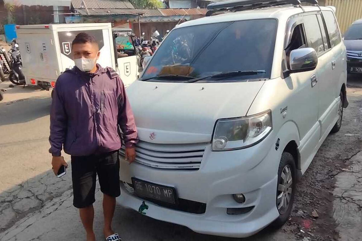 Polisi tampak memberhentikan Travel gelap yang kedapatan membawa pemudik dari Jakarta ke Wilayah Garut dan Jawa Tengah.