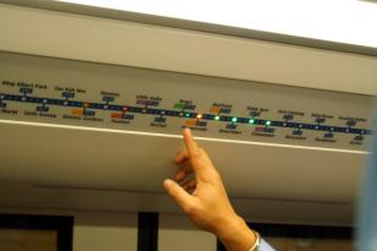 Papan informasi digital yang terdapat pada MRT di Singapura. Dengan alat ini,  penumpang menjadi tahu sedang berhenti di stasiun mana dan stasiun apa yang menjadi pemberhentian selanjutnya