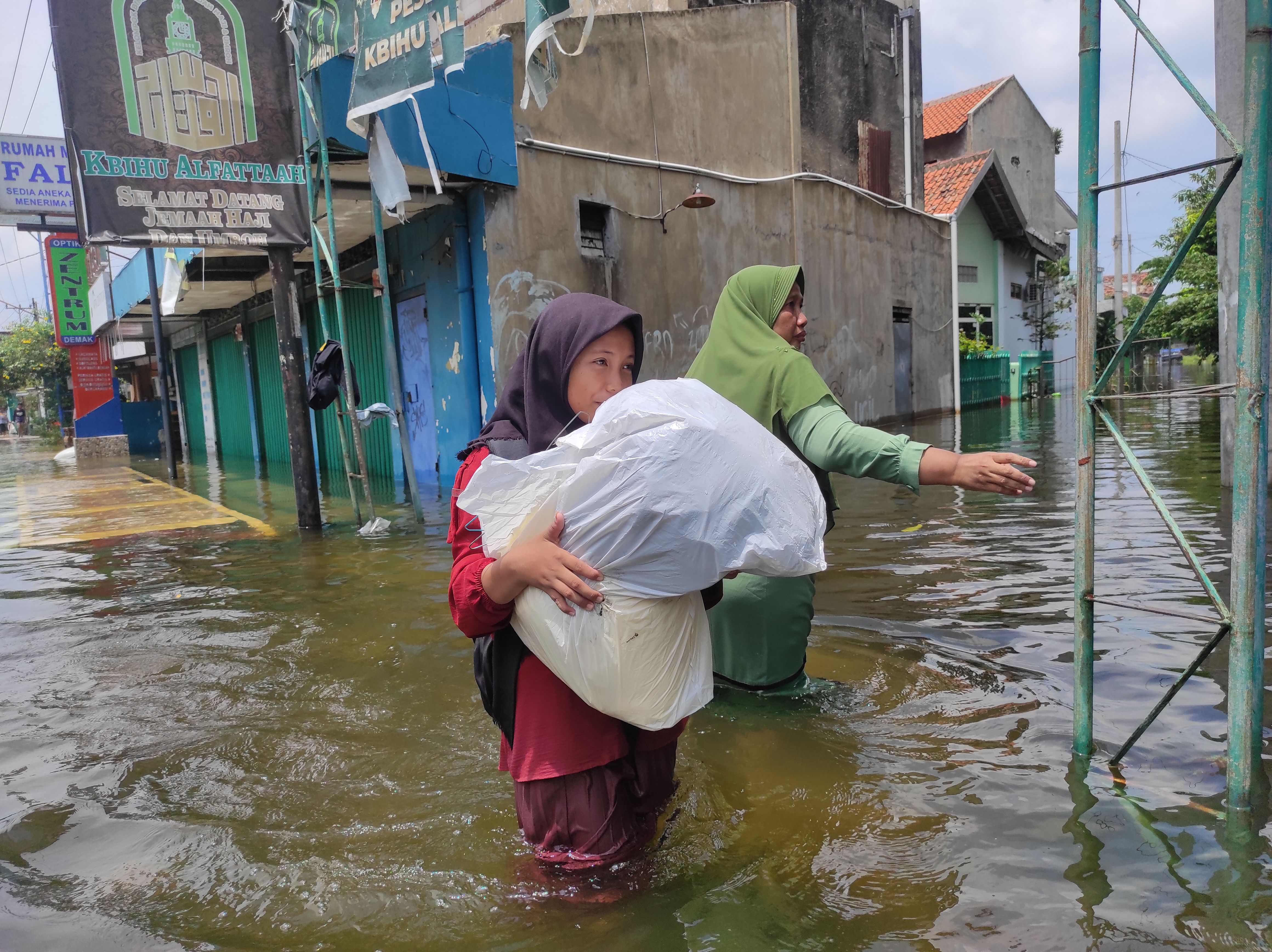 Cerita Pelajar SMP Jadi Relawan Banjir Bandang di Kabupaten Kudus