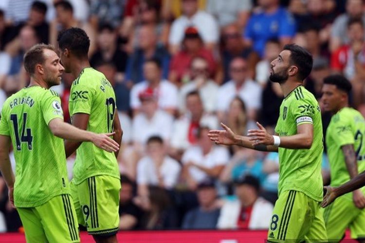 Selebrasi gelandang Manchester United Bruno Fernandes (C) seusai mencetak gol dalam pertandingan Liga Inggris antara Southampton vs Manchester United St Mary's Stadium, Southampton, Sabtu (27/8/2022).