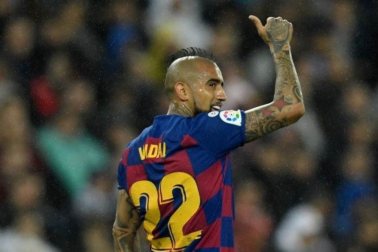 Gelandang Chili asal Chile Arturo Vidal memberi acungan jempol selama pertandingan sepak bola Liga Spanyol antara Real Madrid dan Barcelona di stadion Santiago Bernabeu di Madrid pada 1 Maret 2020.