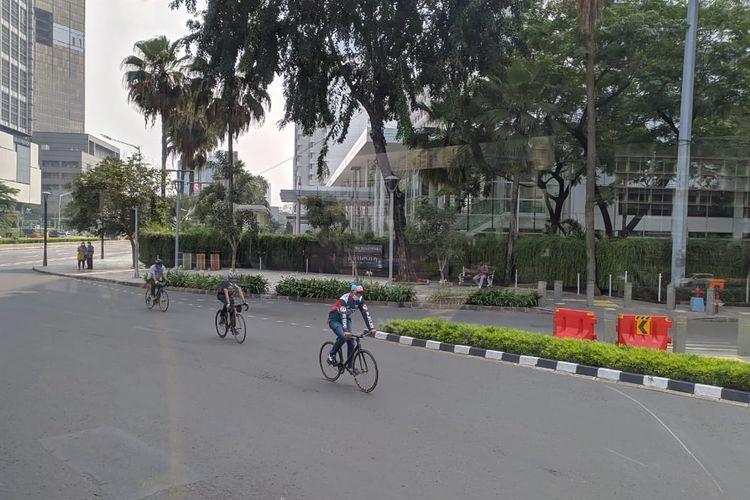 Pengendara sepeda melintas di Jalan Thamrin, Kamis (3/6/2021) 