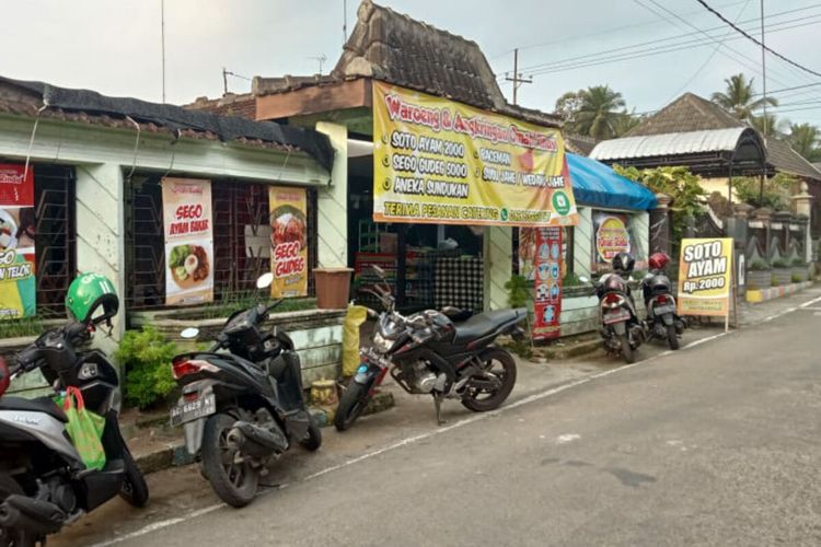 Warung dan angkringan Omah Rindu dengan menu andalan soto ayam Rp 2.000 per porsi, Senin (12/7/2021)