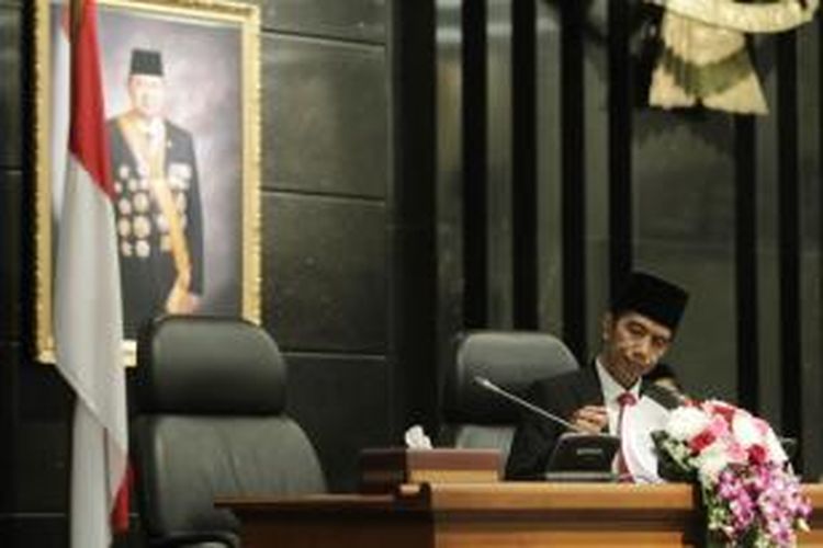 Gubernur DKI Jakarta, Joko Widodo mengikuti rapat paripurna di DPRD DKI Jakarta, Rabu (23/7/2014). Joko Widodo kembali bertugas sebagai Gubernur DKI Jakarta menyusul berakhirnya masa cuti Gubernur DKI Jakarta non aktif setelah dirinya ditetapkan oleh KPU sebagai Presiden terpilih Republik Indonesia periode 2014-2019 pada 22 Juli 2014.