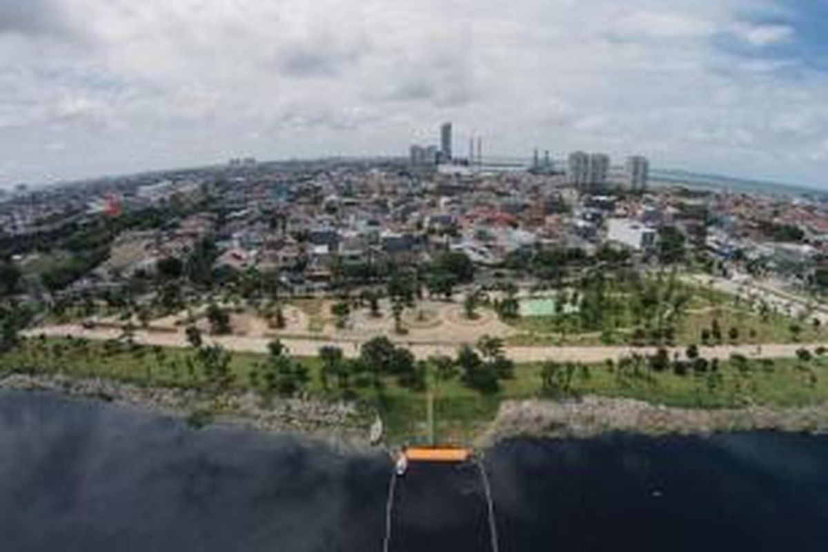 Ruang terbuka hijau di pinggir Waduk Pluit, Jakarta Utara, Jumat (6/2/2015). Area yang dulu sempat menjadi kawasan padat penduduk ini sekarang sudah berubah menjadi area taman kota.