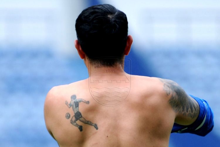 Pemain Persib Bandung, Esteban Vizcarra menunjukkan tato Diego Maradona di punggung kirinya.