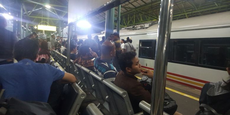 Sejumlah penumpang kereta Argo Parahyangan menunggu di Stasiun Gambir, Jakarta Pusat, Jumat (15/9/2017).