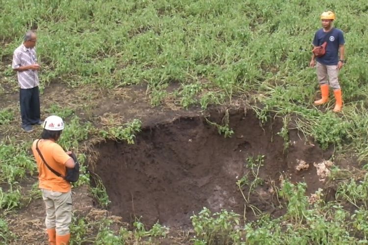 Sinkhole di Tengah Telaga Di Kecamatan Girisubo, Kabupaten Gunungkidul Jumat (10/1/2020)